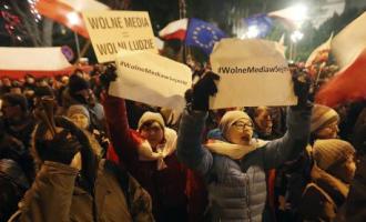 В Польше массовые протесты оппозиции под зданием Сейма