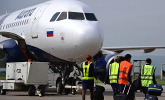 Происшествие в Индонезии: за пределы взлетно-посадочной полосы выкатился самолет