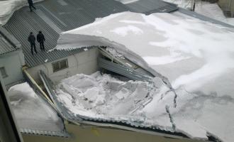 Кровля жилого дома рухнула под тяжестью снега в Ижевске