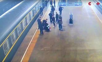 Благодаря молниеносной реакции очевидцев в Китае спасли ребенка, упавшего на пути в метро