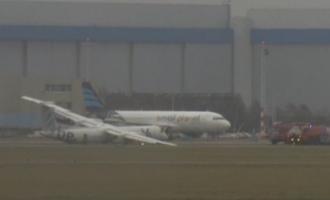 Происшествие в аэропорту Амстердама: пассажирский самолет выкатился за пределы полосы