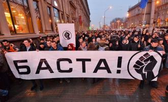 В белорусском Бресте тысячи людей вышли на митинг против