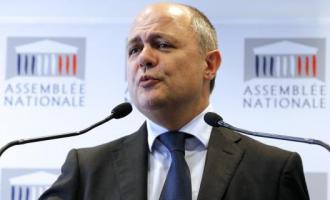 Французский министр, пристроивший на работу своих дочерей, лишился поста