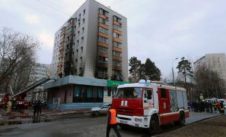 В ходе пожара в жилом доме на Изумрудной улице, северо-восток Москвы, погиб хозяин квартиры и женщина