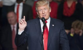 Дональд Трамп толкнул премьер-министра Черногории: подробности, реакция соцсетей