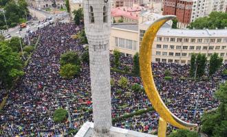 Сотни тысяч мусульман в Москве отпраздновали главный праздник своей веры – Курбан-Байрам