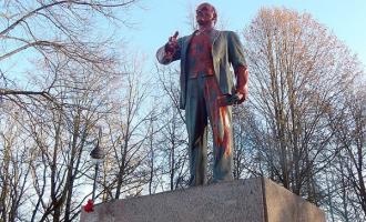 В Питере статую Ленина облили красной краской