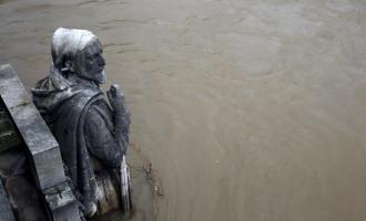Непогода в Париже: под воду уходит Зуав