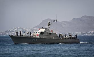 Турецкие корабли ВМС так и не пустили министра обороны на спорный остров