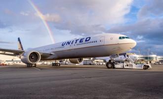 Происшествие в Гонолулу: воздушное судно United Airlines по причине отлетевшей обшивки двигателя аварийно приземлилось