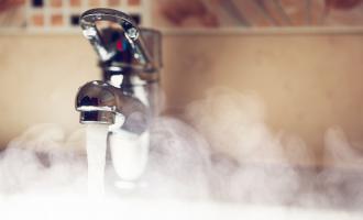 В Астрахани прорвалась труба с горячей водой: погибла пожилая пара