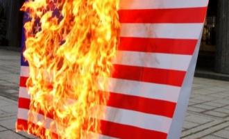 В иранском парламенте сожгли флаг США