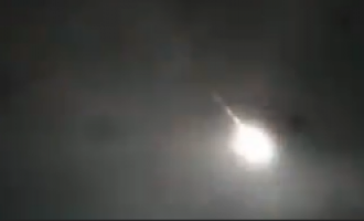 Китайцу удалось заснять на видео яркое падение метеорита