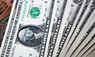 На открытии биржевых торгов доллар подешевел на 14 копеек