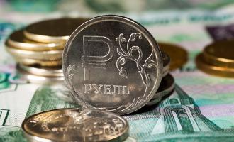 Рубль снижается по отношению к евро и доллару