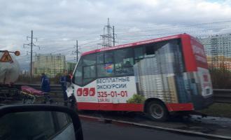 В результате ДТП с участием микроавтобуса в Петербурге пострадали трое