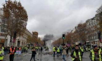 Пожар как последствие массовых беспорядков во Франции: протестующие подожгли автомобиль