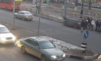 ДТП в Ярославле: в толпу людей влетел внедорожник, сбил 5 пешеходов