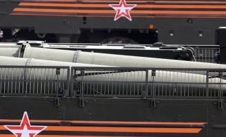 В Омской области с рельсов сошли несколько платформ с военной техникой