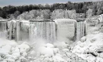 Сильно замерз Ниагарский водопад