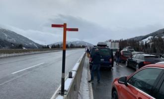 Последствие снегопада в Италии: тысячи машин застряли в пробках