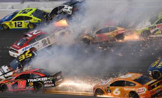 ����������� ����� NASCAR � ��� ��������� ������ � �������� 20 �����������