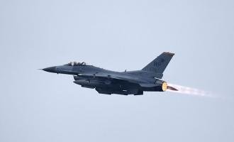 Инцидент на авиабазе в Японии: американский истребитель F-16 выехал за ВПП