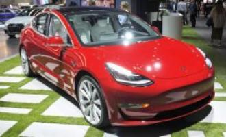 Tesla поднимает цены, но больше не закрывает свои магазины