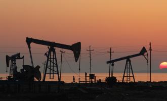 Мировые цены на нефть начали незначительно снижаться