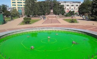 Инцидент в Калининграде: фонтан забил зеленым антифризом