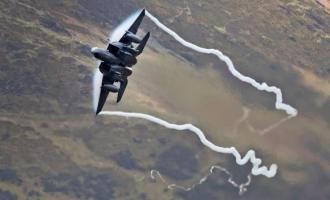 Инцидент в небе: истребитель RAF Lakenheath стокнулся с парашютистами