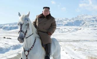 Ким Чен Ын: Лидер Северной Кореи едет верхом на священную гору
