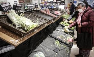 Полки супермаркетов опустошены в Ухани, жители запаслись продуктами