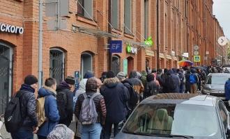 О том, как сотни москвичей выстроились в очередь за гаджетом, но в этот раз не от Apple