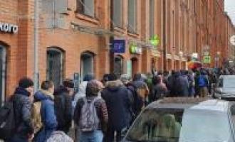Сотни москвичей выстроились в очередь, но в этот раз за гаджетом не от Apple