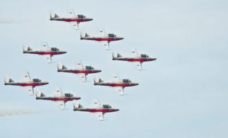 Один погибший в числе погибших после того, как канадский самолет Snowbirds врезался в дом