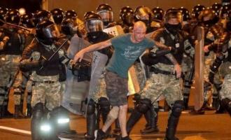Выборы в Беларуси: столкновения после опроса предсказывают переизбрание Лукашенко
