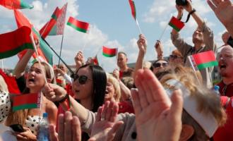 Беларусь: в Минске проходят митинги соперников, пока белорусский лидер сопротивляется