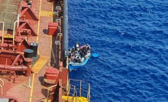 Мигрантам разрешили покинуть танкер Maersk после 40 дней в море