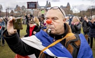 Covid: столкновение полиции и протестующих во время демонстрации комендантского часа в Голландии