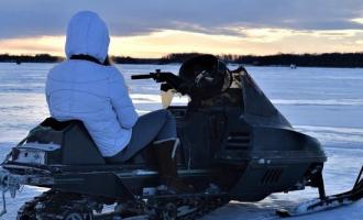 ЧП на Сахалине: снегоход с детьми провалился под лед озера