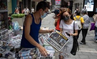 Apple Daily: полиция Гонконга попала в заголовки газет