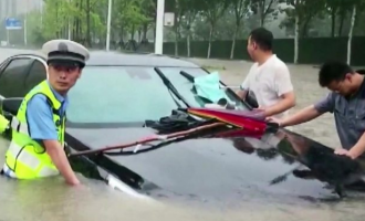 Наводнение в Китае: пассажиры в поезде застряли в воде по пояс