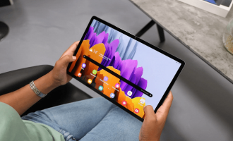Samsung тролил челку в iPhone, а в итоге будет использовать ее в Galaxy Tab S8 Ultra