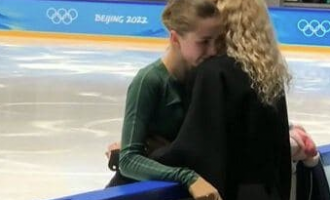 Фигуристка Камила Валиева расплакалась на плече у тренера Этери Тутберидзе