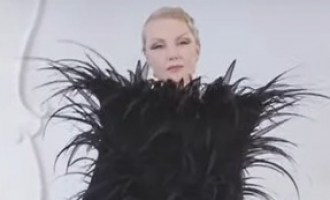 Рената Литвинова выступила в качестве модели на показе модного дома Balenciaga
