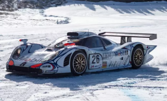 Уникальный суперкар от компании Porsche на ледовой трассе