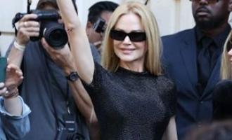 Николь Кидман сияет на показе Balenciaga в ослепительном платье, усыпанном стразами