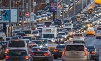ДТП в Москве: автомобиль сбил девушку на тротуаре